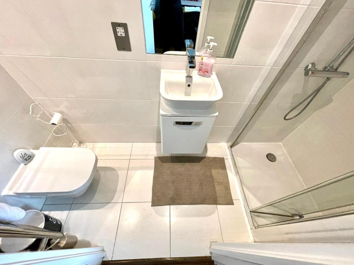 London Stratford Luxury House, 5 Minutes Walk Station, Westfield, 3 Bedrooms 3 Bathrooms, Reception, Garden, Parking ภายนอก รูปภาพ