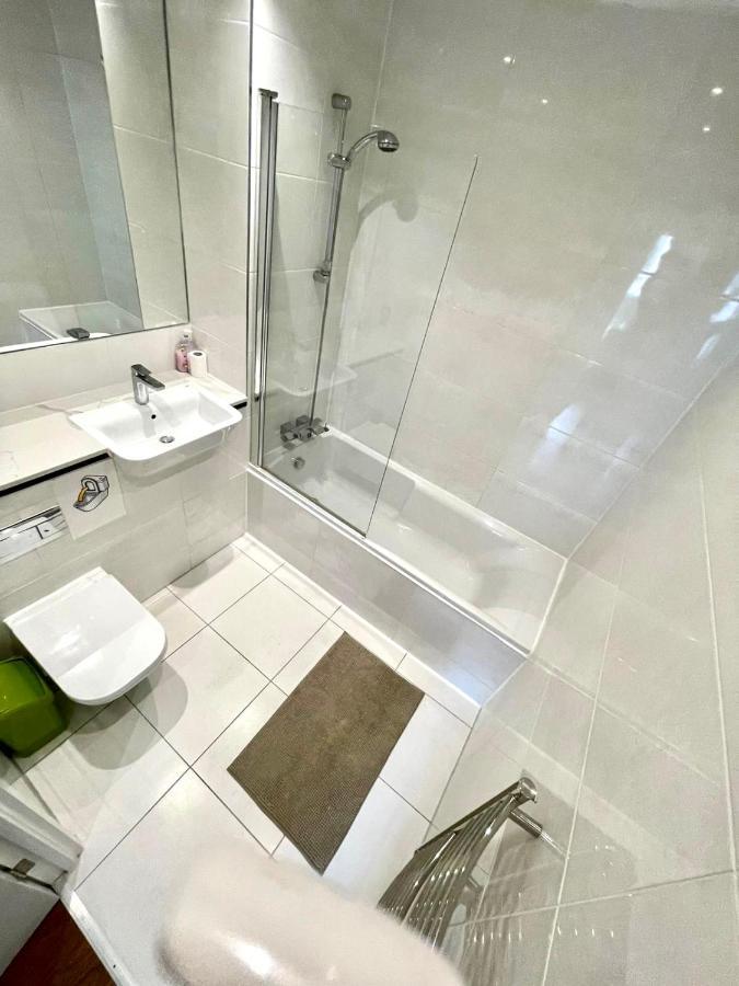 London Stratford Luxury House, 5 Minutes Walk Station, Westfield, 3 Bedrooms 3 Bathrooms, Reception, Garden, Parking ภายนอก รูปภาพ