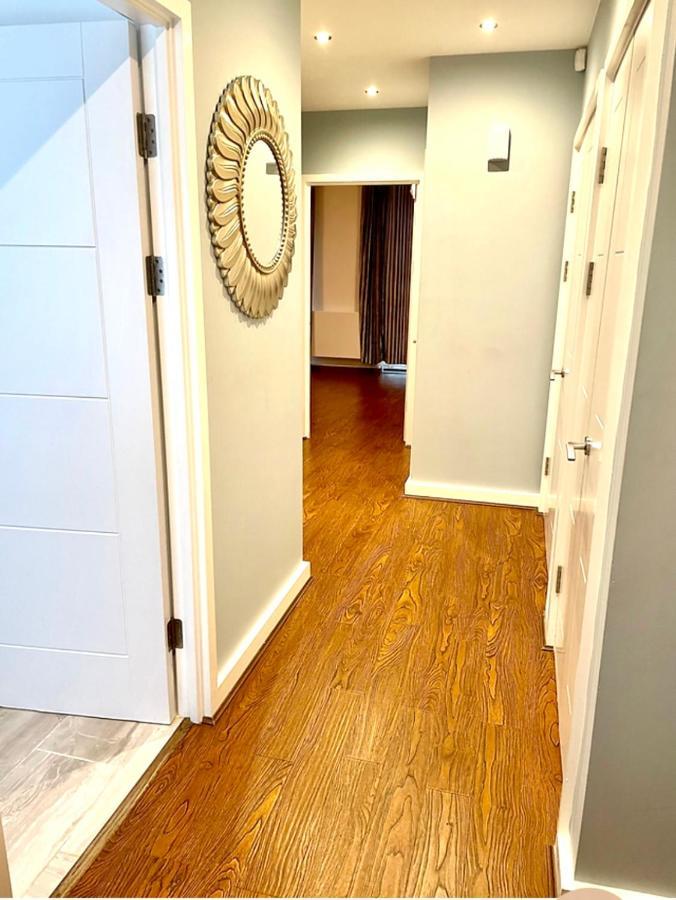 London Stratford Luxury House, 5 Minutes Walk Station, Westfield, 3 Bedrooms 3 Bathrooms, Reception, Garden, Parking ภายนอก รูปภาพ