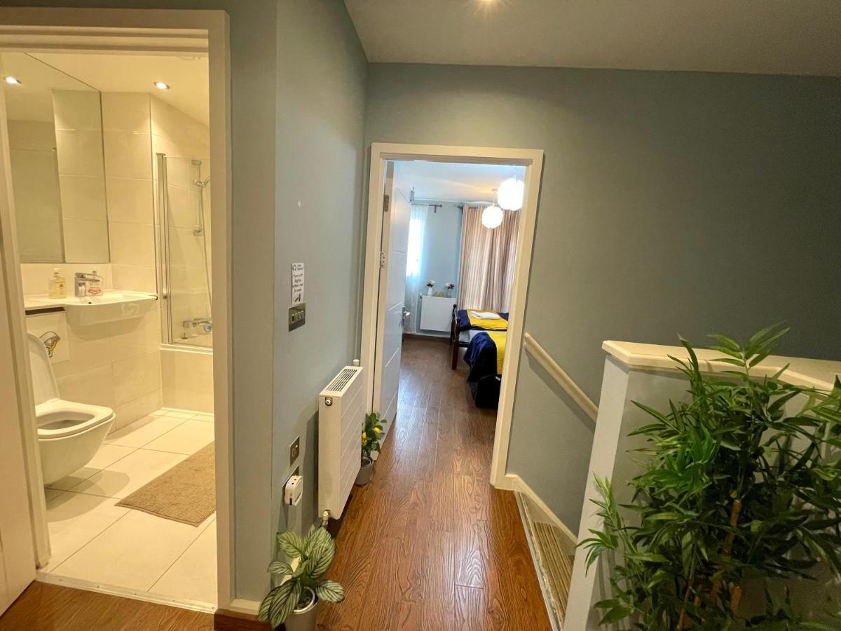 London Stratford Luxury House, 5 Minutes Walk Station, Westfield, 3 Bedrooms 3 Bathrooms, Reception, Garden, Parking ภายนอก รูปภาพ