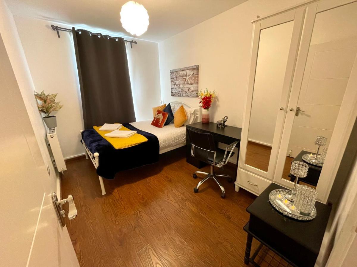 London Stratford Luxury House, 5 Minutes Walk Station, Westfield, 3 Bedrooms 3 Bathrooms, Reception, Garden, Parking ภายนอก รูปภาพ