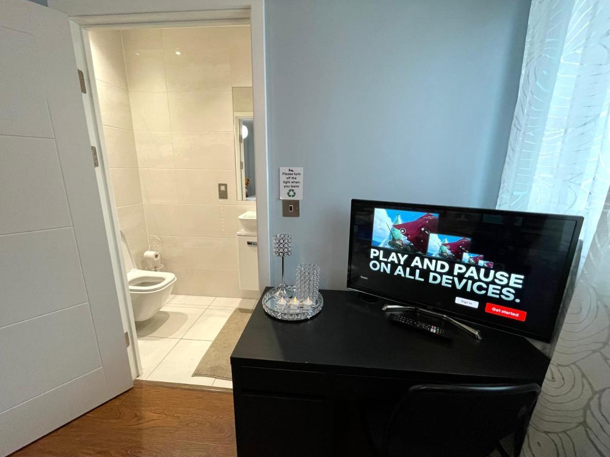 London Stratford Luxury House, 5 Minutes Walk Station, Westfield, 3 Bedrooms 3 Bathrooms, Reception, Garden, Parking ภายนอก รูปภาพ