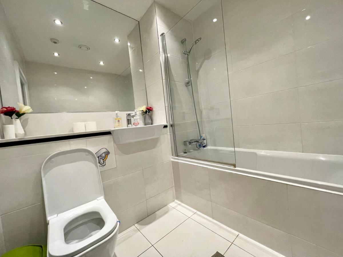 London Stratford Luxury House, 5 Minutes Walk Station, Westfield, 3 Bedrooms 3 Bathrooms, Reception, Garden, Parking ภายนอก รูปภาพ