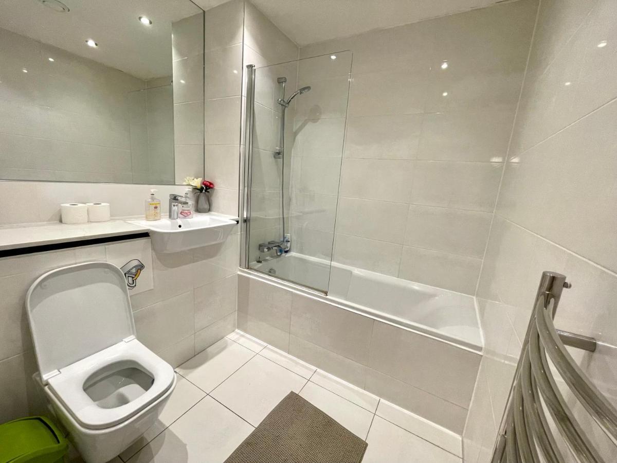 London Stratford Luxury House, 5 Minutes Walk Station, Westfield, 3 Bedrooms 3 Bathrooms, Reception, Garden, Parking ภายนอก รูปภาพ