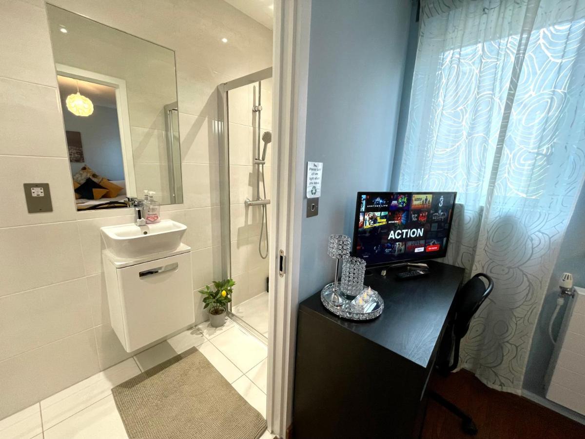 London Stratford Luxury House, 5 Minutes Walk Station, Westfield, 3 Bedrooms 3 Bathrooms, Reception, Garden, Parking ภายนอก รูปภาพ