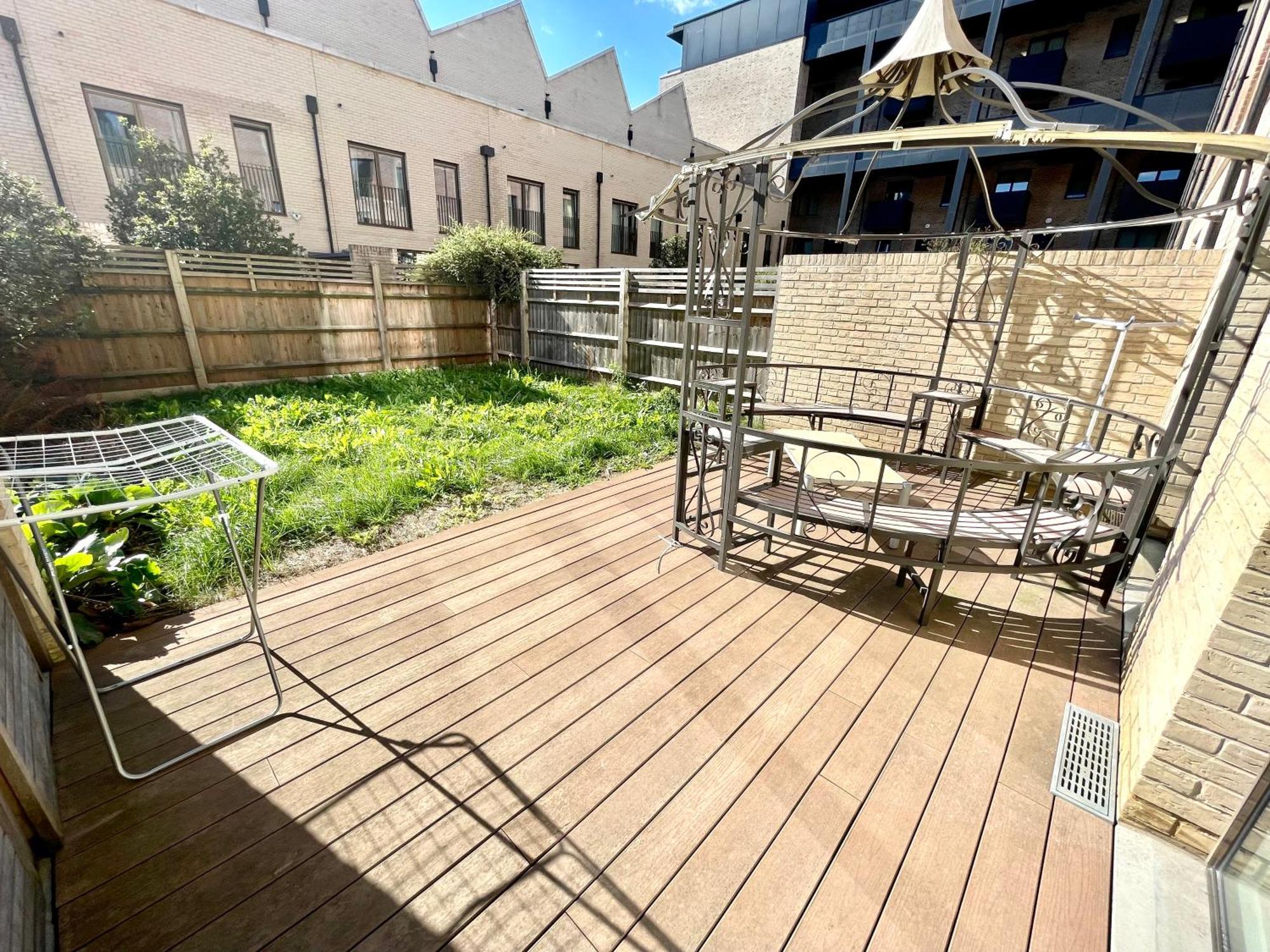 London Stratford Luxury House, 5 Minutes Walk Station, Westfield, 3 Bedrooms 3 Bathrooms, Reception, Garden, Parking ภายนอก รูปภาพ